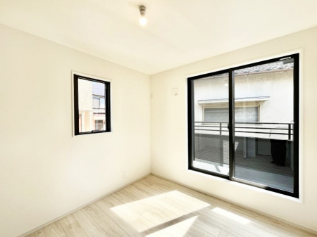 �q�������@�������Q�������`Bed Room�`�@�q�������͂��q�l�ɂƂ��đ�Ϗd�Ȗ���������܂��B�q����l�ŉ߂�����Ԃ�^���邱�ƂŁA�h���׋����Ԃ����R�Ƒ����܂����畔���̕Еt����|���Ȃǂ��������ƂɌq����܂��B