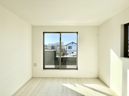 ���̑����ρ@������A�������`Bed Room�`�@�q�������͂��q�l�ɂƂ��đ�Ϗd�Ȗ���������܂��B�q����l�ŉ߂�����Ԃ�^���邱�ƂŁA�h���׋����Ԃ����R�Ƒ����܂����畔���̕Еt����|���Ȃǂ��������ƂɌq����܂��B