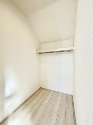 ���̑��@������A�������`Walk-in Closet�`�@��������̗m���������Ă��V���ɂȂ�ɂ����E�H�[�N�C���N���[�[�b�g�B�m���ȊO�ɂ��A���i�g��Ȃ��Ɠd��X�[�c�P�[�X�A�X�g�b�N�i�Ȃǉ��ł��Еt����������Ԃł��B