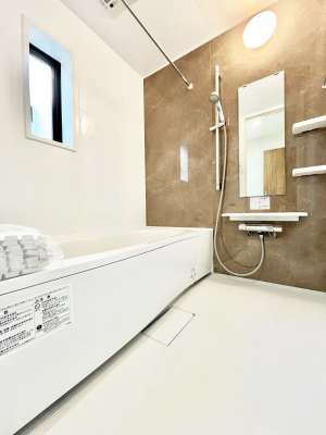 �����@�����`Bath Room�`�@�������������͋C�̗����Ŗ����Ɍ����ă��t���b�V���B���������@�\���t���Ă���̂ŗׂ̐���@�u����Ő􂢏オ�������󕨂��A�J�̓����V�C���C�ɂ������������邱�Ƃ��\�ł��B