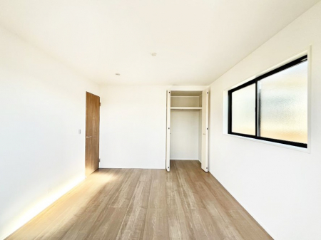 ���̑����ρ@�����`Bed Room�`  �S�����ɂ͎��[�N���[�[�b�g�������I���i�g���̂��m���⏬���͂������A�G�ߕ��̂��m���Ȃǂ���������Ɛ������ڂ����܂������܂��B  ������Ԃ��L���g�p�ł��܂��ˁB