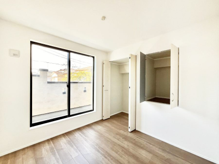 �Q���@�����`Bed Room�`�@�o���R�j�[����̖��邢���������������݂܂��B���ƂɌb�܂ꂽ�������B�_�炩�����R���Œ��ڊo�߂��炵������邾�낤�B�܂��A�@�\�I�Ȏ��[��z�u���āA�Еt������Ԃ������o�������B