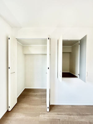 ���[�@�����`Closet�`�@�ǖʃN���[�[�b�g������΃^���X��u���K�v���Ȃ��A�o������̂Ȃ��X�b�L����Ԃ��ێ��ł��܂��B����ꂽ�X�y�[�X��L���Ɋ��p�ł������B�G�߂̈ߗނ��̕i�Ȃǂ����Ղ���[�o���܂��ˁ�