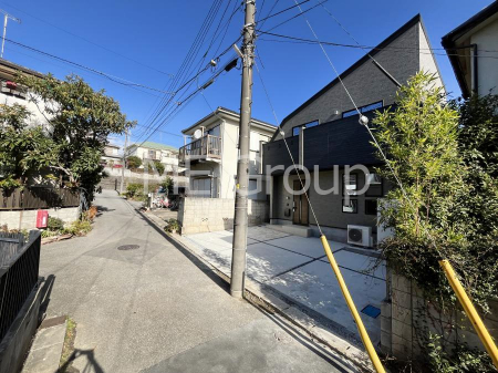 ���n�O�ώʐ^�@�O�ρ`Exterior�`�@�O�ʓ��H�F�� 4m �����@�O�ʓ��H�͊ՐÂȏZ��n���͂���Ԓʂ�̏��Ȃ����H�B���Ԃ̏o��������炭�炭�ł��I���s���_�E���n���w�̂���]�́A���C�y�ɂ��₢���킹���������I