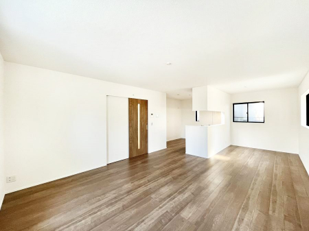 ���r���O�@�����`Living�`�@�����ɂ݂͂�Ȃ��W���A�H���Ɗy������b���n�܂�B�b�ɖ����ɂȂ肷���āA��������Y��锼�߂��ɂȂ��Ă��܂��B����ȑ��̊Ԃ̍K�������������Ă����ꏊ�ł��肽���B