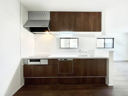 �L�b�`���@�����`Kitchen�`�@��b���e�ރ��r���O�A�������������Ȃ�L�b�`���B�Ƃ́A�������������ł͂Ȃ��A��炵��������A���K�ɂ���ꏊ�B�Ί�̖����A���炬�̓��X�̂��߂ɁA�ŐV�̐ݔ��E�d�l���̗p�B