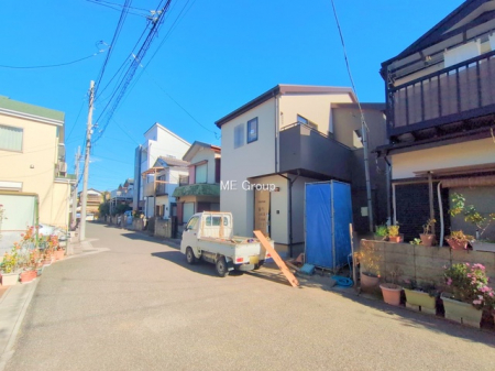 ���n�O�ώʐ^�@�`Exterior�`�@�O�ʓ��H�F�� 6m �����@�O�ʓ��H�͊ՐÂȏZ��n���͂���Ԓʂ�̏��Ȃ����H�B���Ԃ̏o��������炭�炭�ł��I���s���_�E���n���w�̂���]�́A���C�y�ɂ��₢���킹���������I