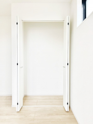 ���[�@�����`Closet�`�@�ǖʃN���[�[�b�g������΃^���X��u���K�v���Ȃ��A�o������̂Ȃ��X�b�L����Ԃ��ێ��ł��܂��B����ꂽ�X�y�[�X��L���Ɋ��p�ł������B�G�߂̈ߗނ��̕i�Ȃǂ����Ղ���[�o���܂��ˁ�