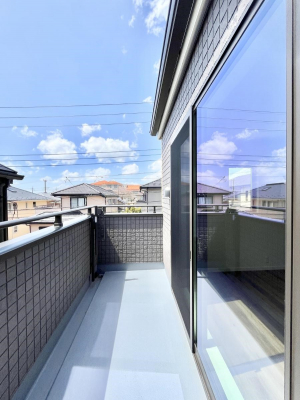 �o���R�j�[�@������No.1�������`Balcony�`�@�傫�ȋ�Ɉ͂܂ꂽ�C�����̂����ƁB�o���R�j�[��`�������ň��|�I�ȊJ�����ɕ�܂�܂��B�o���R�j�[�͗z���������݂��z�c����󕨂��C�����悭�������Ƃ��ł��܂��B