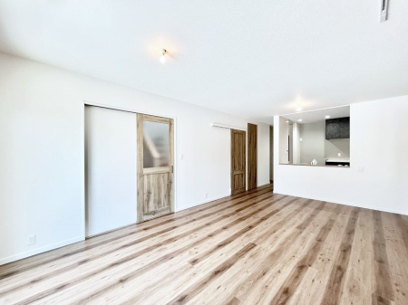 ���r���O�@������No.1�������`Living�`  �L���ȗz�������̏ꏊ���Ƃ炵�����B �����邱�̋�Ԃ݂͂�Ȃ̏Ί炪�W���ꏊ�A����Y��A���邱�Ƃ̂Ȃ����킢���Ȃ���b���y���ގ��ԁA��������̎v�����Ԃ���ꏊ�B