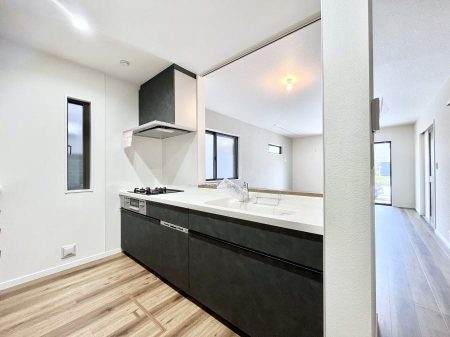 �L�b�`���@������No.1�������`Kitchen�`�@��b���e�ރ��r���O�A�������������Ȃ�L�b�`���B�Ƃ͂������������ł͂Ȃ��A��炵��������A���K�ɂ���ꏊ�B�Ί�̖����A���炬�̓��X�̂��߂ɁA�ŐV�̐ݔ��E�d�l���̗p�B