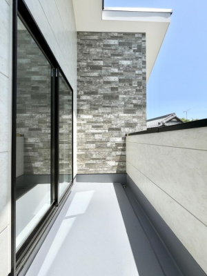 �o���R�j�[�@�����`Balcony�`�@�傫�ȋ�Ɉ͂܂ꂽ�C�����̂����ƁB�o���R�j�[��`�������ň��|�I�ȊJ�����ɕ�܂�܂��B�o���R�j�[�͗z���������݂��z�c����󕨂��C�����悭�������Ƃ��ł��܂��B