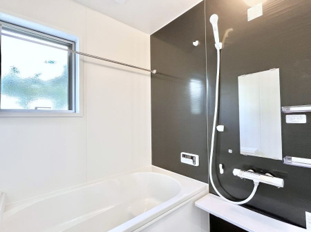 �����@�������P�������`Bath Room�`�@���t���̃o�X���[���́A�̌������薾�邭�C�����̗ǂ���Ԃł��B�������邱�ƂŁA���C�����ǍD�B������芰����o�X���[���ŁA�����̃o�X�^�C�����y���݂ɂȂ肻���ł��B