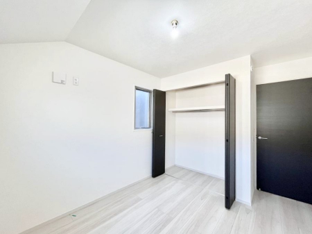 �q�������@�������P�������`Bed Room�`�@�q�������͂��q�l�ɂƂ��đ�Ϗd�Ȗ���������܂��B�q����l�ŉ߂�����Ԃ�^���邱�ƂŁA�h���׋����Ԃ����R�Ƒ����܂����畔���̕Еt����|���Ȃǂ��������ƂɌq����܂��B