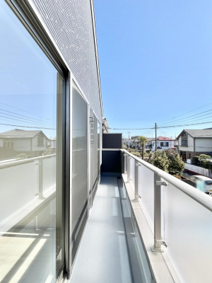 �o���R�j�[�@�������P�������`Balcony�`�@������̃o���R�j�[�̑O�ɂ͉_�ȊO�ɑ��z���Ղ���̂�����܂���B�����󕨂������₷���A����薾�邭�C�����̂������������Ă��܂��B�Ƒ��S�����̐��󕨂���C�Ɋ����܂��B