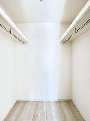 ���̑��@�������P�������`Walk-in Closet�`�@��������̗m���������Ă��V���ɂȂ�ɂ����E�H�[�N�C���N���[�[�b�g�B�m���ȊO�ɂ��A���i�g��Ȃ��Ɠd��X�[�c�P�[�X�A�X�g�b�N�i�Ȃǉ��ł��Еt����������Ԃł��B