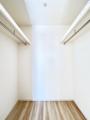 ���̑��@�������Q�������`Walk-in Closet�`�@��������̗m���������Ă��V���ɂȂ�ɂ����E�H�[�N�C���N���[�[�b�g�B�m���ȊO�ɂ��A���i�g��Ȃ��Ɠd��X�[�c�P�[�X�A�X�g�b�N�i�Ȃǉ��ł��Еt����������Ԃł��B