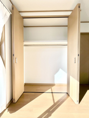 ���̑����ρ@���r���O���[�B�����Ɏ��[������ƕ����W�܂�LDK���X�b�L���Еt�������ł��ˁB  