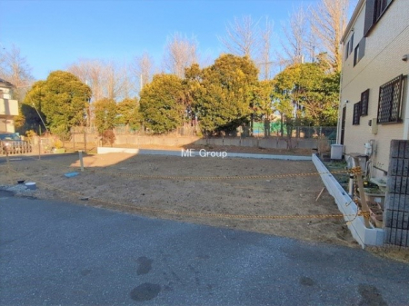 ���n�O�ώʐ^�@�O�ρ`Exterior�`  �ՐÂȏZ��n�Ŏq��ĉƑ��Ƀs�b�^���B  �����̂��U�������K�ȗ΂Ɍb�܂ꂽ�G���A�ŁA���R�ɕ�܂ꂽ���₩�ȕ�炵���������邽�߂́A��Ƃ肠��Z���������Ă��܂��B