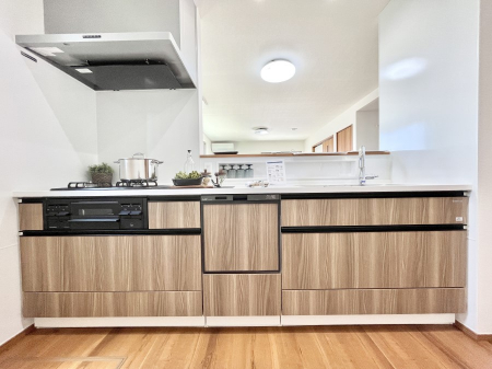 �L�b�`���@�����`Kitchen�`�@��b���e�ރ��r���O�A�������������Ȃ�L�b�`���B�Ƃ́A�������������ł͂Ȃ��A��炵��������A���K�ɂ���ꏊ�B�Ί�̖����A���炬�̓��X�̂��߂ɁA�ŐV�̐ݔ��E�d�l���̗p�B