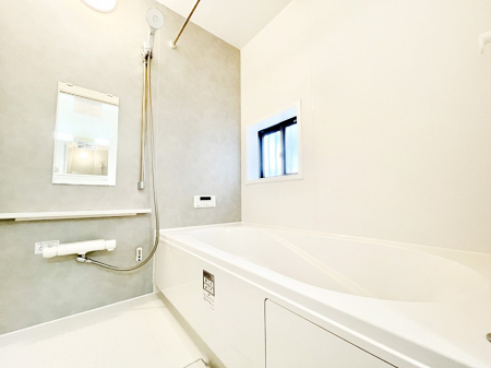 �����@������B�������`Bath Room�`�@���t���̃o�X���[���́A�̌������薾�邭�C�����̗ǂ���Ԃł��B�������邱�ƂŁA���C�����ǍD�B������芰����o�X���[���ŁA�����̃o�X�^�C�����y���݂ɂȂ肻���ł��B