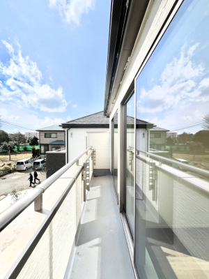 �o���R�j�[�@������B�������`Balcony�`�@������̃o���R�j�[�̑O�ɂ͉_�ȊO�ɑ��z���Ղ���̂�����܂���B�����󕨂������₷���A����薾�邭�C�����̂������������Ă��܂��B�g���₷���J���I�ȃo���R�j�[�ł���