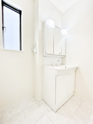 ���̑��@������A�������`Dressing Room�`�@���邭����������p�E�_�[���[���B�����g���ꏊ�����炱���A���K�ȋ�ԂƂȂ��Ă���܂��B�V�����v�[�h���b�T�[���̗p���Ă���܂��̂ŁA���V��������y�ɏo���܂��B