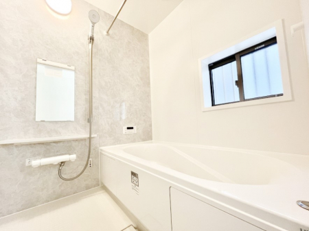 �����@������A�������`Bath Room�`�@���t���̃o�X���[���́A�̌������薾�邭�C�����̗ǂ���Ԃł��B�������邱�ƂŁA���C�����ǍD�B������芰����o�X���[���ŁA�����̃o�X�^�C�����y���݂ɂȂ肻���ł��B