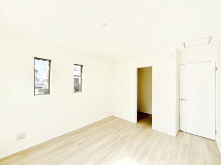 �Q���@������A�������`Bed Room�`�@�u��������������l�v�Ƃ��v�w�ł�����肭�낰��Q���B�����̉Ǝ��₨�d���ɔ�ꂽ���̓t�J�t�J�̃x�b�g�Ŗ�����Ă��������B�e���r��{�I�������Ă����K�ȍL����������