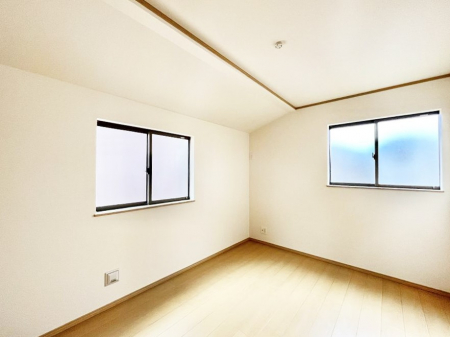 �q�������@������A�������`Bed Room�`�@�q�������͂��q�l�ɂƂ��đ�Ϗd�Ȗ���������܂��B�q����l�ŉ߂�����Ԃ�^���邱�ƂŁA�h���׋����Ԃ����R�Ƒ����܂����畔���̕Еt����|���Ȃǂ��������ƂɌq����܂��B