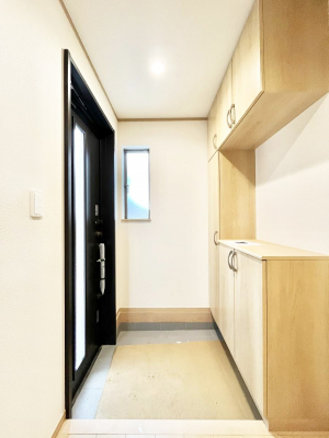 ���ց@������A�������`Entrance�`�@�Ƃ̒��ł��q�l���}����ŏ��̏ꏊ�ł��錺�ւ́A�Ƃ̈�ۂ��̂��̂ł��I�L�x�Ȍ��֎��[�ŁA����Y��ɕۂ��Ƃ��o���܂��􌺊ւɂ͂����Ղ���[�̉��ʔ��������I