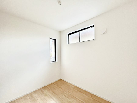 ���̑����ρ@�����`Bed Room�`�@�؂̉����肪�₳�����t���[�����O�͈��炬�������炷�v���C�x�[�g��ԁB����߂̃t���[�����O�ł��̂ŁA�ǎ��Ƃ��}�b�`���A���������X�ɍL�������Ă������ʂ��B