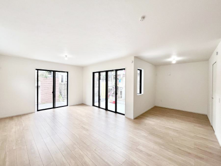 ���̑����ρ@�����`Living�`�@�L���ȗz�������̏ꏊ���Ƃ炵�����B�����邱�̋�Ԃ݂͂�Ȃ̏Ί炪�W���ꏊ�A����Y��A���邱�Ƃ̂Ȃ����킢���Ȃ���b���y���ގ��ԁA��������̎v�����Ԃ���ꏊ�B