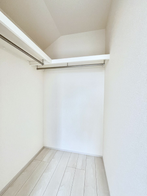 ���̑��@�����`Walk-in Closet�`�@�K�v�Ȃ��̂�R�[�f�B�l�[�g���ꗗ���Ċm�F�ł��A�g�x�x�⏀�����Z���ԂōςރE�H�[�N�C���N���[�[�b�g��ݒu���܂����B�Ƃ̒�����������Ƃ�����֗��Ȏ��[�X�y�[�X�ł��B