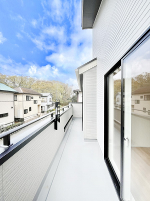 �o���R�j�[�@�����`Balcony�`  �o���R�j�[�͉������z���������݁A���z�c����󕨂��C�����悭�������Ƃ��ł��܂��B  �g���₷���J���I�ȃo���R�j�[�ł����z�����������Ղ�~�蒍���A�o���R�j�[�t���Z�܂��B  