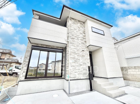 ���n�O�ώʐ^�@�O�ρ`Exterior�`  �ՐÂȏZ��n�Ŏq��ĉƑ��Ƀs�b�^���B  �����̂��U�������K�ȗ΂Ɍb�܂ꂽ�G���A�ŁA���R�ɕ�܂ꂽ���₩�ȕ�炵���������邽�߂́A��Ƃ肠��Z���������Ă��܂��B