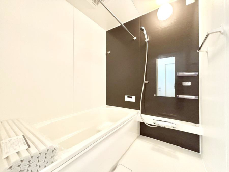 �����@�����`Bath Room�`�@�������������͋C�̗����Ŗ����Ɍ����ă��t���b�V���B���������@�\���t���Ă���̂ŗׂ̐���@�u����Ő􂢏オ�������󕨂��A�J�̓����V�C���C�ɂ������������邱�Ƃ��\�ł��B