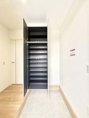 ���̑����ρ@�����Ղ���[�ł���V���[�Y�{�b�N�X�ŉƑ��S���̌C���A���ւ�������B  