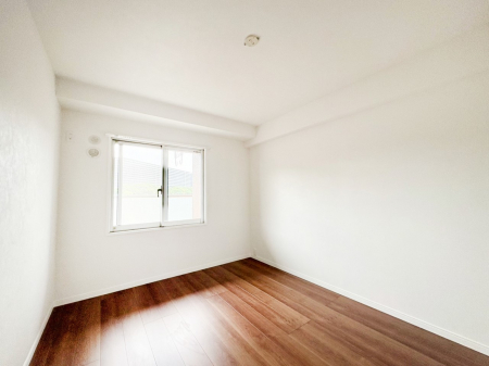 ���̑����ρ@�����`Bed Room�`�@�؂̉����肪�₳�����t���[�����O�͈��炬�������炷�v���C�x�[�g��ԁB����߂̃t���[�����O�ł��̂ŁA�ǎ��Ƃ��}�b�`���A���������X�ɍL�������Ă������ʂ��B