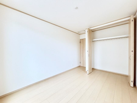 �Q���@�����`Bed Room�`  �S�����ɂ͎��[�N���[�[�b�g�������I���i�g���̂��m���⏬���͂������A�G�ߕ��̂��m���Ȃǂ���������Ɛ������ڂ����܂������܂��B  ������Ԃ��L���g�p�ł��܂��ˁB