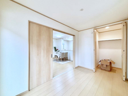 ���̑����ρ@�����`Bed Room�`�@�؂̉����肪�₳�����t���[�����O�͈��炬�������炷�v���C�x�[�g��ԁB����߂̃t���[�����O�ł��̂ŁA�ǎ��Ƃ��}�b�`���A���������X�ɍL�������Ă������ʂ��B