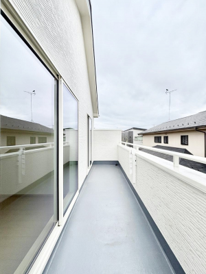 �o���R�j�[�@�����`Balcony�`�@������̃o���R�j�[�̑O�ɂ͉_�ȊO�ɑ��z���Ղ���̂�����܂���B�����󕨂������₷���A����薾�邭�C�����̂������������Ă��܂��B�Ƒ��S�����̐��󕨂���C�Ɋ����܂��B