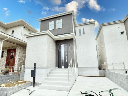 ���n�O�ώʐ^�@�O�ρ`Exterior�`  �ՐÂȏZ��n�Ŏq��ĉƑ��Ƀs�b�^���B  �����̂��U�������K�ȗ΂Ɍb�܂ꂽ�G���A�ŁA���R�ɕ�܂ꂽ���₩�ȕ�炵���������邽�߂́A��Ƃ肠��Z���������Ă��܂��B