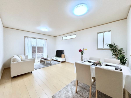 ���r���O�@�����`Living�`�@�O���̗��Ȃ��V���v���ł�������LDK�B�傫�ȑ�������������������ނ̂Ŏ��������邭�A�Ƒ��̌e���̏�Ƃ��ăs�b�^���ł��B�J�����Ɠ�������̗ǂ��𐥔񂲗����������I