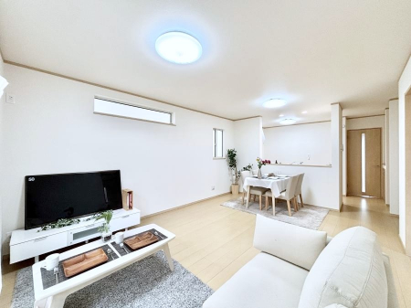 ���r���O�@�����`Living�`�@�Ƒ��̐H����c���̂ق��A�q�ǂ���V�΂�����A�F�l���������肷��LDK�͏Z�܂��̒��S�B�����ԉ߂����ꏊ������A���̋�Ԃ͏Z�܂��S�̂̋��S�n�����E���܂��B