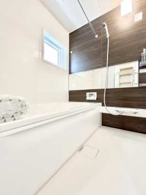 �����@�������P�������`Bath Room�` �������������͋C�̗����Ŗ����Ɍ����ă��t���b�V���B ���������@�\���t���Ă���̂Ő􂢏オ�������󕨂��A�J�̓����V�C���C�ɂ������������邱�Ƃ��\�ł��B  