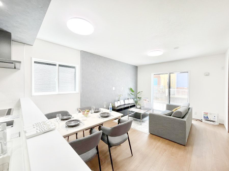 ���r���O�@�������P�������`Living�`�@�Ƒ��̉�b��Ί炪�s���������r���O�ł��B�q���������Ă�p�����Ȃ���A�傫�ȃ\�t�@��_�C�j���O�e�[�u���ł������H���������肭�났�����􂻂�Ȗ������������Ԃł��I