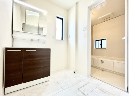 ���̑��@������B�������`Dressing Room�`�@�Â��Ȃ肪���Ȑ��ʏ�����������ƍ̌��Ɗ��C���\�Ȃ̂ŋC�����悭���g�������܂��B�O�ʋ��^�C�v�̐��ʑ�͋������[�ŎU�炩�肪���Ȑ��ʏ����X�b�L����