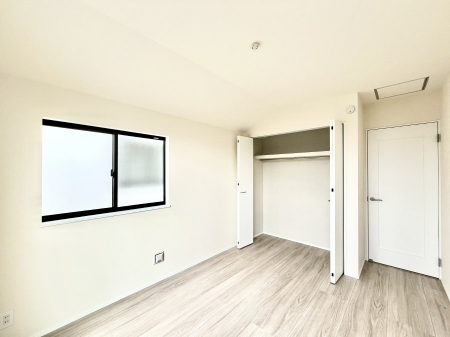 ���̑����ρ@������B�������`Bed Room�`  �S�����ɂ͎��[�N���[�[�b�g�������I���i�g���̂��m���⏬���͂������A�G�ߕ��̂��m���Ȃǂ���������Ɛ������ڂ����܂������܂��B  ������Ԃ��L���g�p�ł��܂��ˁB