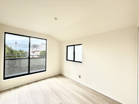 �q�������@������B�������`Bed Room�`�@�q�������͂��q�l�ɂƂ��đ�Ϗd�Ȗ���������܂��B�q����l�ŉ߂�����Ԃ�^���邱�ƂŁA�h���׋����Ԃ����R�Ƒ����܂����畔���̕Еt����|���Ȃǂ��������ƂɌq����܂��B